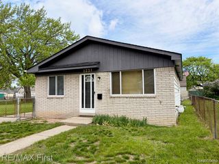 1221 E Granet Avenue, Hazel Park, MI 48030