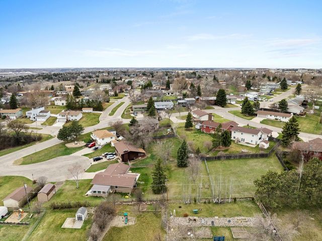 4 NW Debra Ct, Minot, ND 58703
