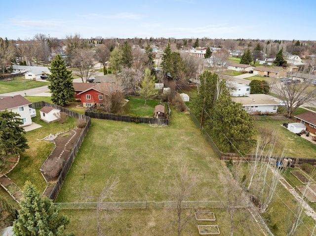 4 NW Debra Ct, Minot, ND 58703