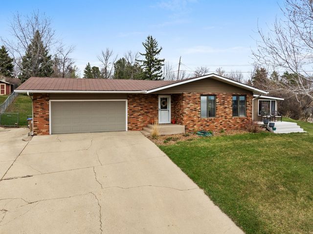 4 NW Debra Ct, Minot, ND 58703