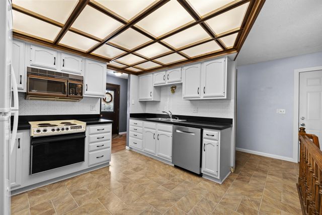 4 NW Debra Ct, Minot, ND 58703