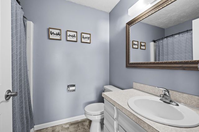 4 NW Debra Ct, Minot, ND 58703