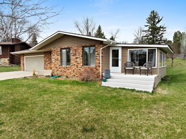 4 NW Debra Ct, Minot, ND 58703