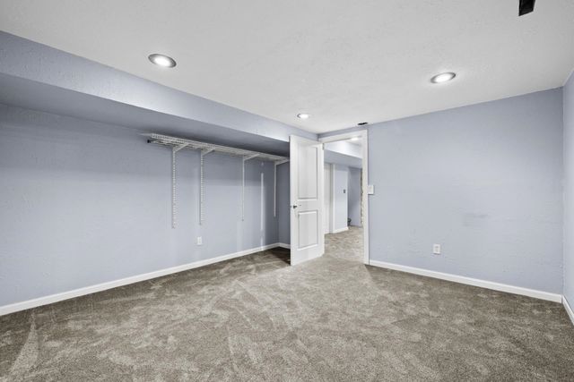 4 NW Debra Ct, Minot, ND 58703