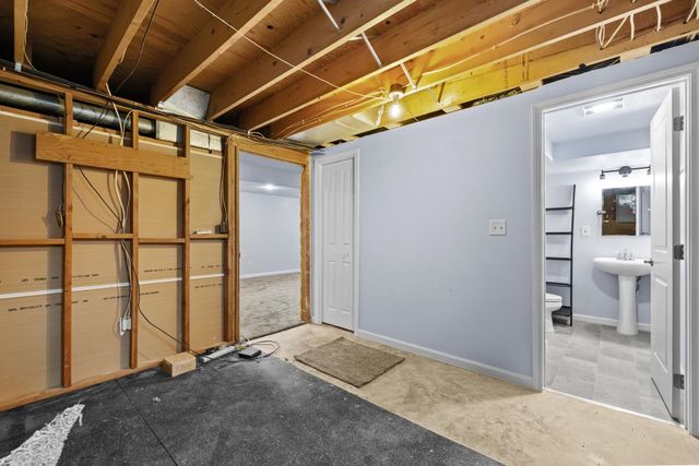 4 NW Debra Ct, Minot, ND 58703