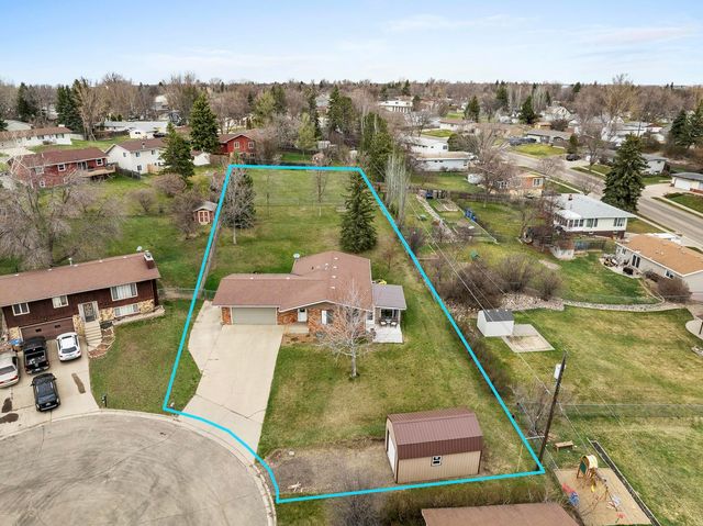 4 NW Debra Ct, Minot, ND 58703