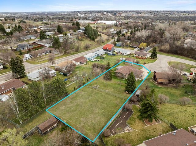 4 NW Debra Ct, Minot, ND 58703