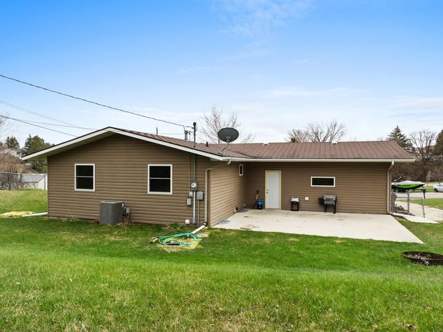 4 NW Debra Ct, Minot, ND 58703