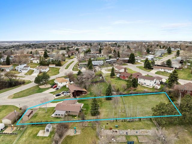 4 NW Debra Ct, Minot, ND 58703