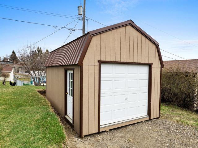 4 NW Debra Ct, Minot, ND 58703