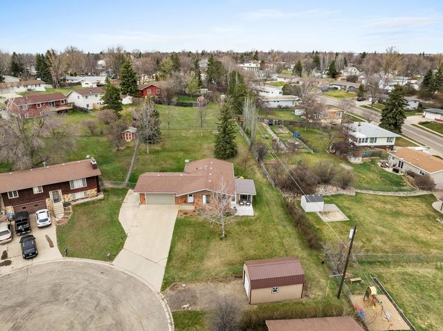 4 NW Debra Ct, Minot, ND 58703