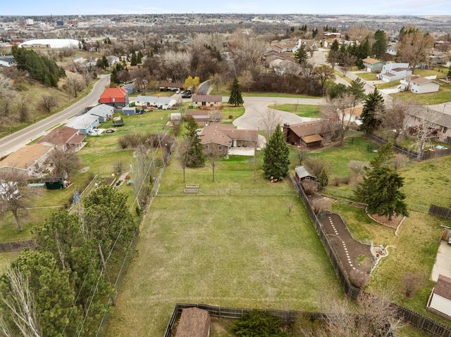 4 NW Debra Ct, Minot, ND 58703