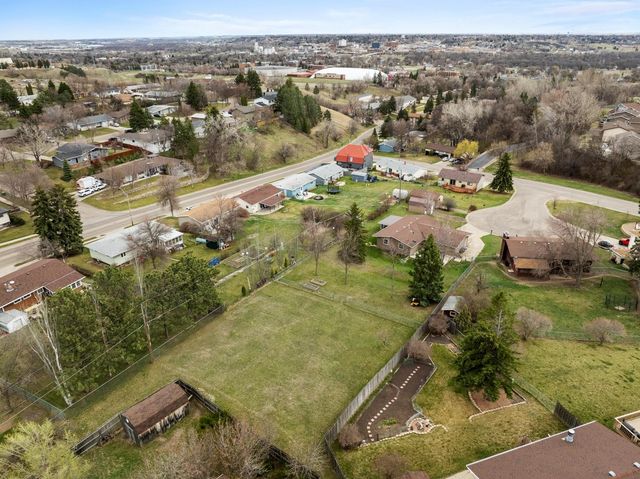 4 NW Debra Ct, Minot, ND 58703