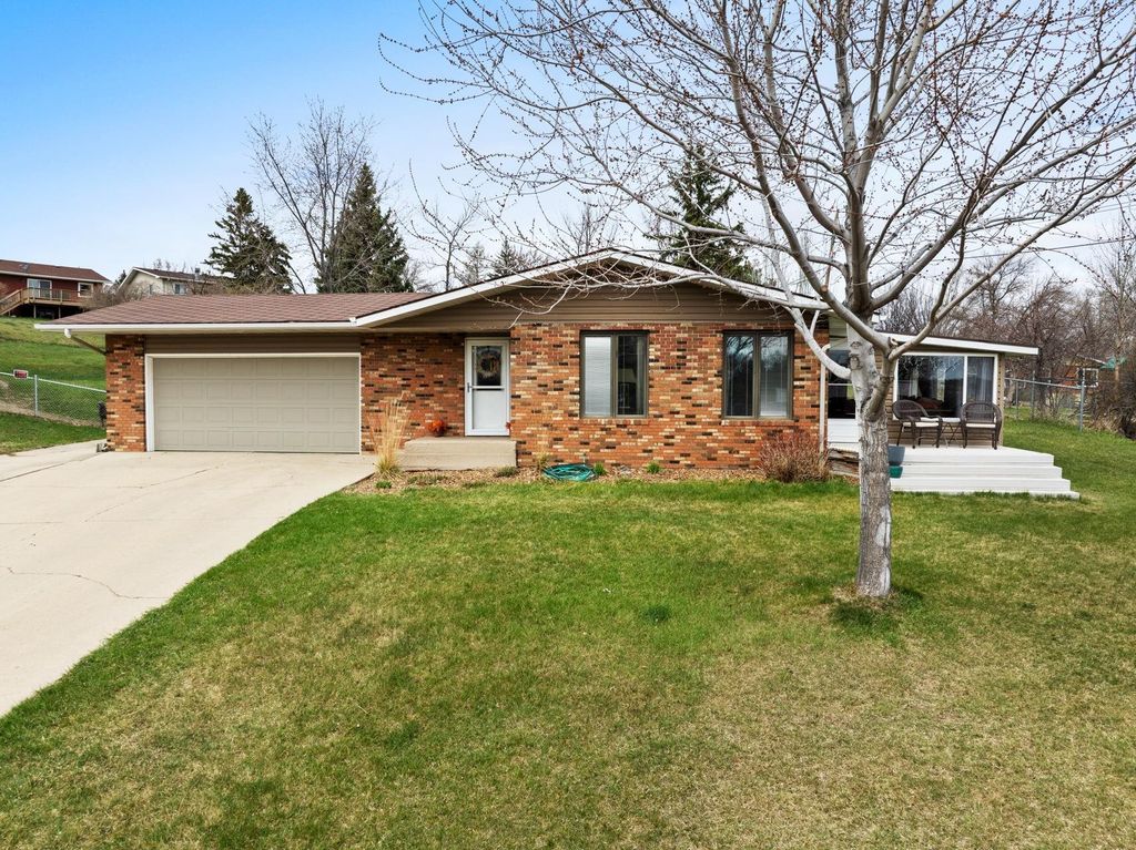 4 NW Debra Ct, Minot, ND 58703