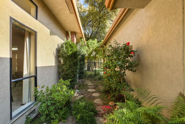 2458 Central Park Dr, Lodi, CA 95242