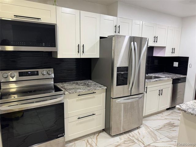 14051 Mckinney Drive, Sterling Heights, MI 48312