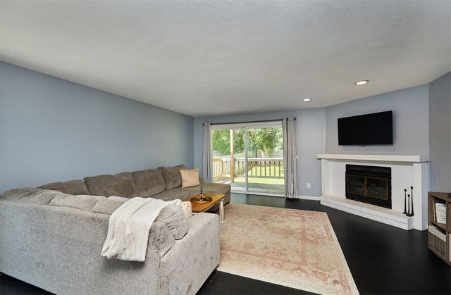 736 Knolls Court, West Des Moines, IA 50265
