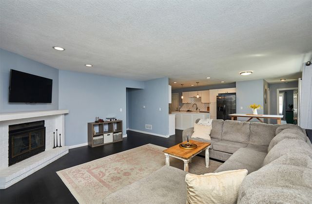 736 Knolls Court, West Des Moines, IA 50265