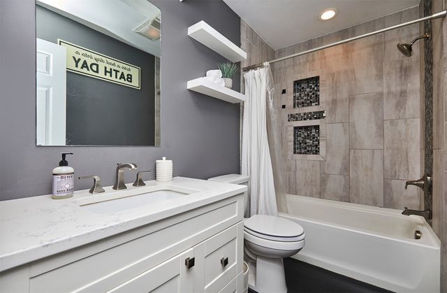 736 Knolls Court, West Des Moines, IA 50265