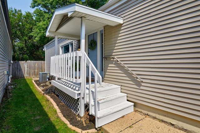 736 Knolls Court, West Des Moines, IA 50265