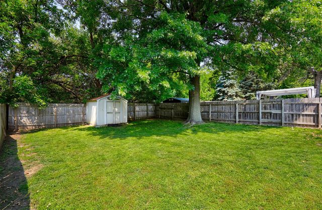 736 Knolls Court, West Des Moines, IA 50265