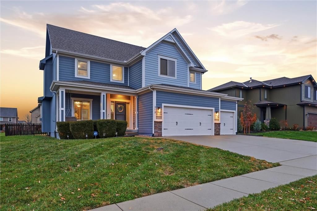 313 SW Eagles Ridge Drive, Blue Springs, MO 64014