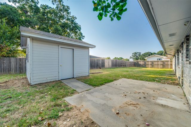 101 Sara Court, Collinsville, TX 76233