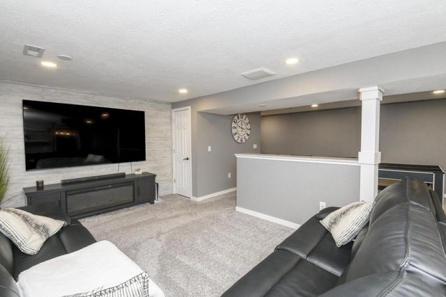 W284N6506 Hawthorne ROAD, Hartland, WI 53029