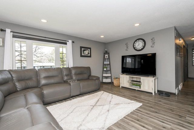 W284N6506 Hawthorne ROAD, Hartland, WI 53029