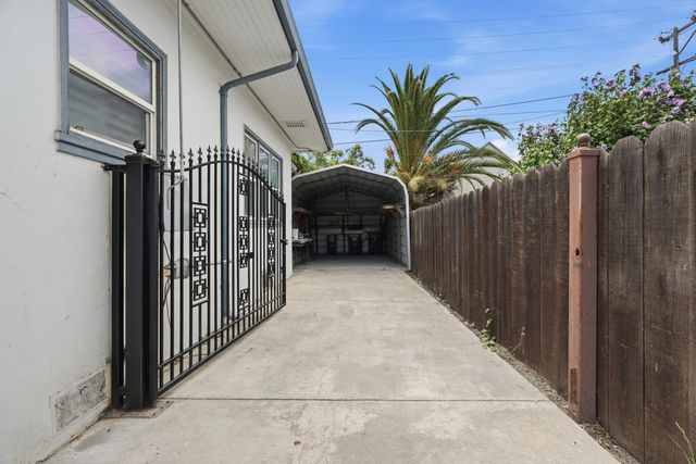 1061 w willow, Stockton, CA 95203