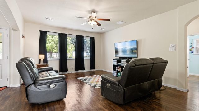 1668 Maggie Trail Drive, Alvin, TX 77511