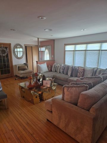 9456 S Calumet Avenue, Chicago, IL 60619