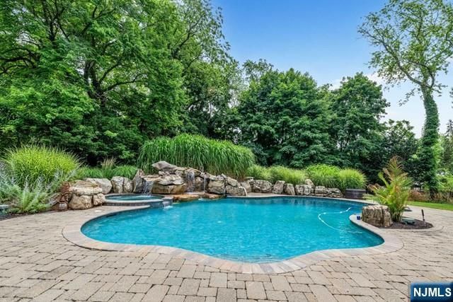 356 N Farview Avenue, Paramus, NJ 07652