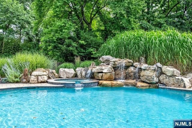 356 N Farview Avenue, Paramus, NJ 07652