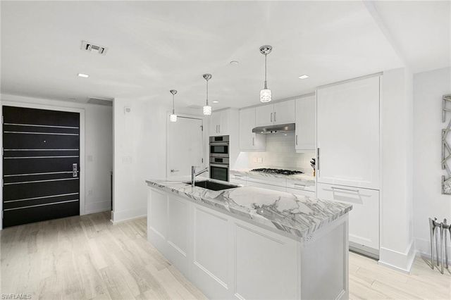 6897 Grenadier BLVD 206, Naples, FL 34108