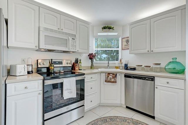 3755 Via Poinciana 405, Greenacres, FL 33467