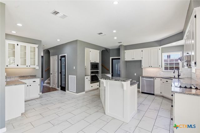 303 Roseland Avenue, Victoria, TX 77901