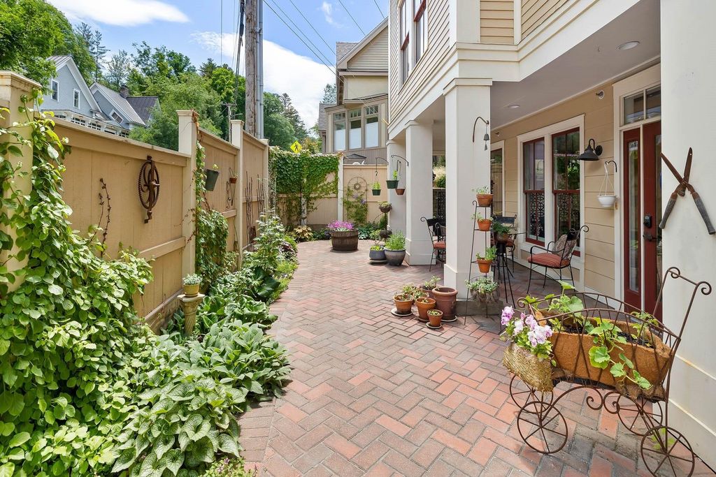 162 S Main St Apt 1, Stowe, VT 05672