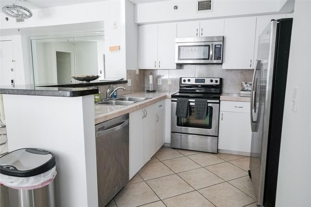 19601 E Country Club Dr 7-203, Miami, FL 33180