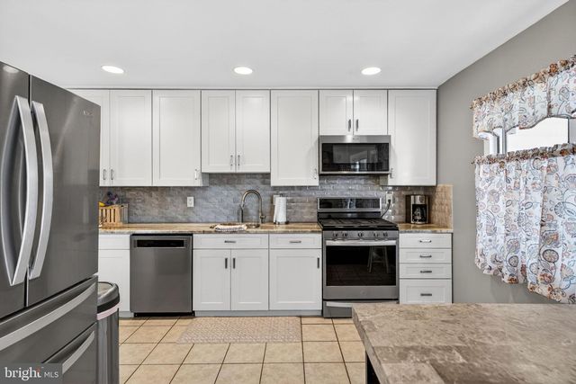 19 CHARTER OAK LN, Marlton, NJ 08053