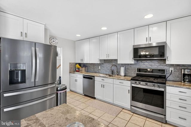 19 CHARTER OAK LN, Marlton, NJ 08053