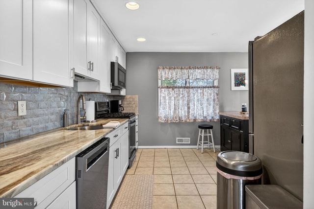 19 CHARTER OAK LN, Marlton, NJ 08053