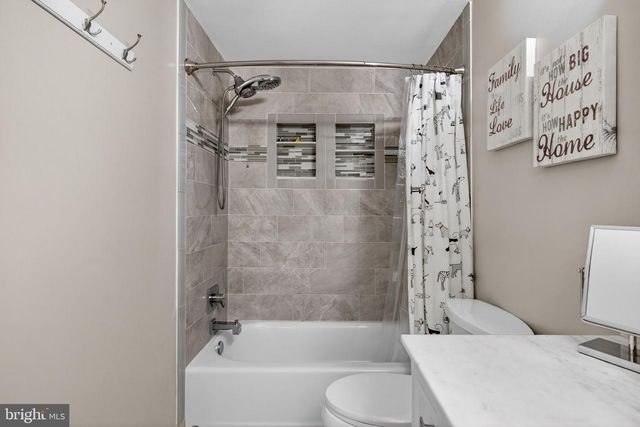 19 CHARTER OAK LN, Marlton, NJ 08053