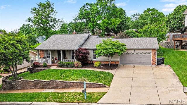 5813 Amber Place Drive, St Louis, MO 63128