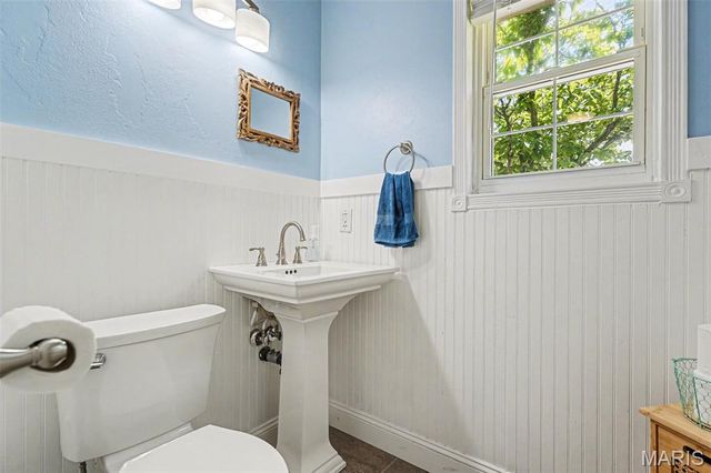 5813 Amber Place Drive, St Louis, MO 63128