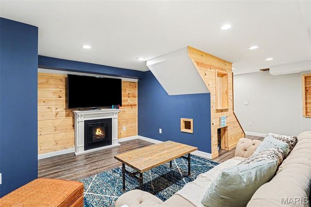 5813 Amber Place Drive, St Louis, MO 63128