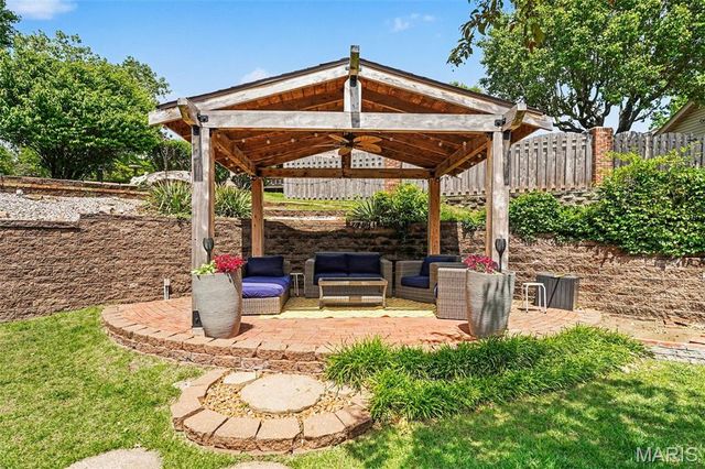 5813 Amber Place Drive, St Louis, MO 63128