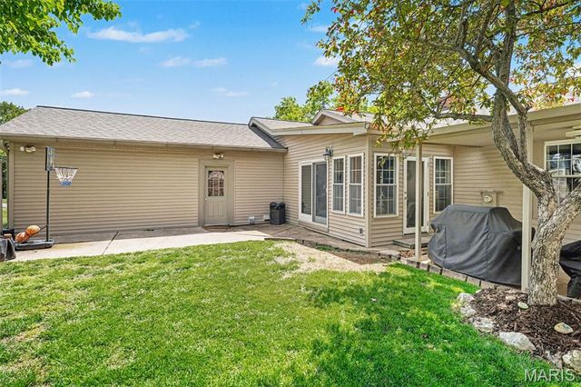 5813 Amber Place Drive, St Louis, MO 63128