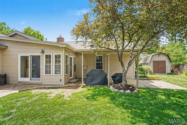 5813 Amber Place Drive, St Louis, MO 63128