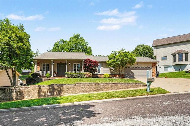 5813 Amber Place Drive, St Louis, MO 63128